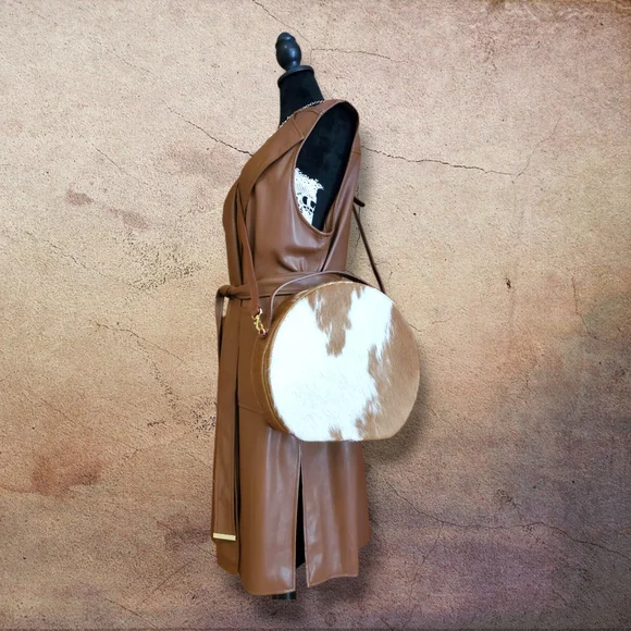 DKNY KOREA SAMPLE Brown & White Plush Hide Texture Canteen Crossbody One Off Bag - Picture 3 of 17